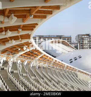 Vista del tetto a travi di legno e dei posti a sedere in piedi. Lord's Cricket Ground, Londra, Regno Unito. Architetto: Wilkinson Eyre Architects, 2021. Foto Stock