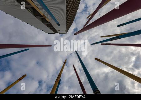 Un sacco di alti pali colorati al parco giochi per bambini vicino alla tenuta moderna Foto Stock