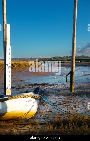 Creek con marea fuori a Morston sulla North Norfolk Coast in East Anglia Inghilterra Foto Stock