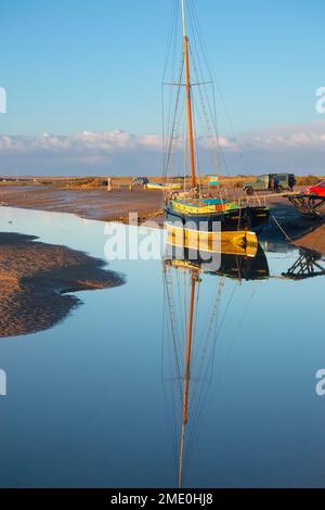 Barca a vela Juno ormeggiato a Blakeny sulla costa nord Norfolk East Anglia Inghilterra Foto Stock