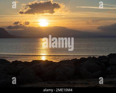 Tramonto sul mare irlandese a Llandudno Beach, Galles del Nord. Foto Stock