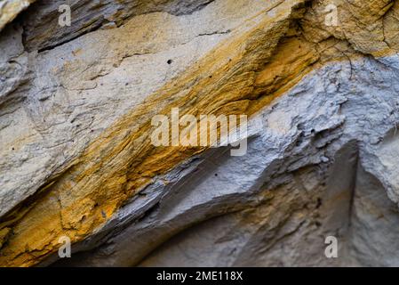 Struttura di pietra di sabbia naturale per sfondo formazioni rocciose fetta di sabbia con strati di strutture diverse terra di argilla. Cava di sabbia. Pittoresco s Foto Stock