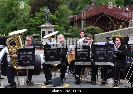 La Jackfield Brass Band suona durante le celebrazioni del Queens Platinum Jubilee a Ironbridge. Foto di David Bagnall Foto Stock