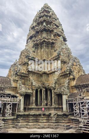 Stupa centrale a tetto a livelli nel tempio principale di Angkor Wat, un antico complesso indù a Siem Reap, Cambogia Foto Stock