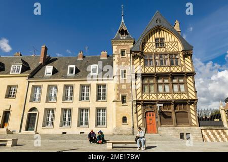 Amiens, Francia - 28 settembre 2022: Edifici storici nella città vecchia con persone non identificate. Amiens è la capitale del dipartimento della Somme e ha Foto Stock