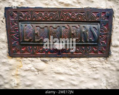 Mobili per porte in stile storico, cassetta delle lettere con bordo decorato e lettere in rilievo sul lembo Foto Stock