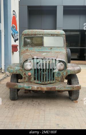 la vecchia auto viene gettata nel cestino . L'automobile abbandonata al  dumpster Foto stock - Alamy