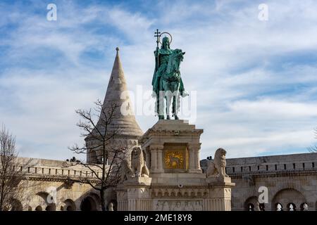 statua di szent Istvan Saint Stephen nel bastione dei pescatori a Budapest Ungheria . Foto Stock