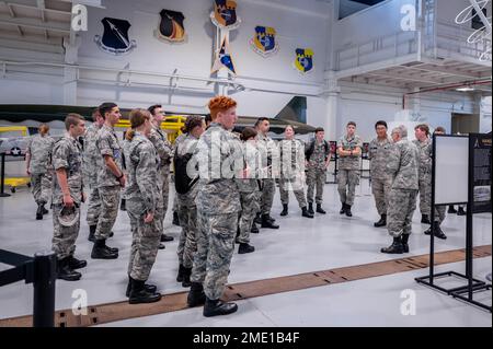 Cadetti con la Civil Air Patrol Space Force Operations Academy tour Hangar C, 26 luglio 2022, presso Cape Canaveral Space Force Station, Fla. Il gruppo ha visto i sistemi di lancio ripristinati, i missili con ali iniziali e balistici e le capsule boilerplate. Foto Stock