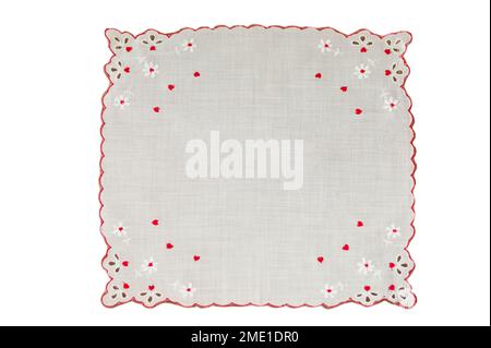 Ammira il fazzoletto hanky a cuori rossi isolato con bordo smerlato con occhiello. Lo spazio di testo rotondo è centrato. Il tessuto raffinato è vintage o retrò e quadrato. Foto Stock