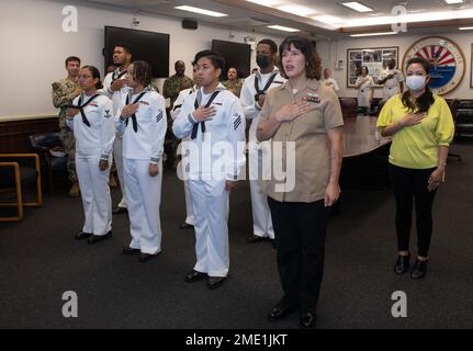 I marinai e i familiari con sede a Sasebo recitano il pegno di Allegiance degli Stati Uniti d'America durante una cerimonia di naturalizzazione al Comandante, Fleet Activities Sasebo (CFAS) 27 luglio 2022. STATI UNITI Citizenship and Immigration Services and Region Legal Service Office Western Pacific ha collaborato per condurre la cerimonia di naturalizzazione al CFAS consentendo ai marinai di diventare cittadini degli Stati Uniti. Foto Stock