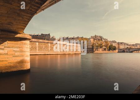 Vista panoramica sul fiume Senna a Parigi in autunno luce calda Foto Stock