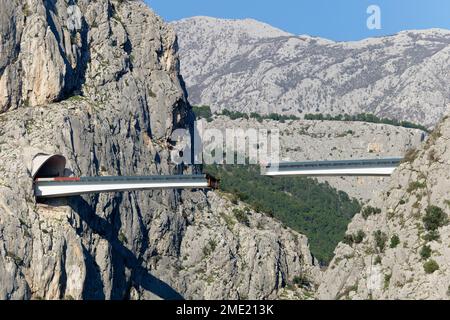 Ponte incompiuto a Omis, Croazia sul fiume Cetina. Ponte in costruzione tra il canyon. Costruzione industriale e complessa. Foto Stock