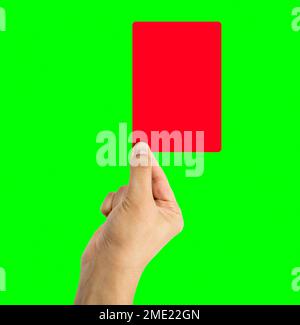 L'arbitro del calcio ti mostra il ritaglio isolato della carta rossa su sfondo verde con chiave croma Foto Stock