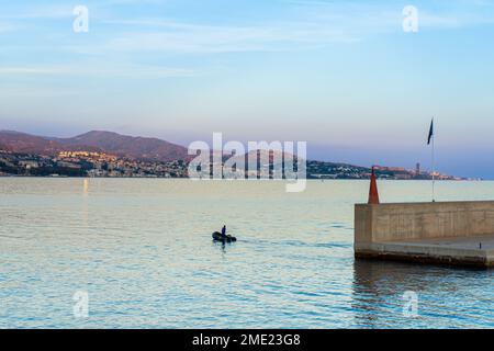 MALAGA, SPAGNA - 14 GENNAIO 2023: Barca che attraversa l'acqua, Malagueta spiaggia a Malaga, Spagna il 14 gennaio 2023 Foto Stock