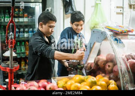 Scena di strada con un ragazzo che prepara succo di melograna a Betlehem, Israele, Asia. Foto Stock