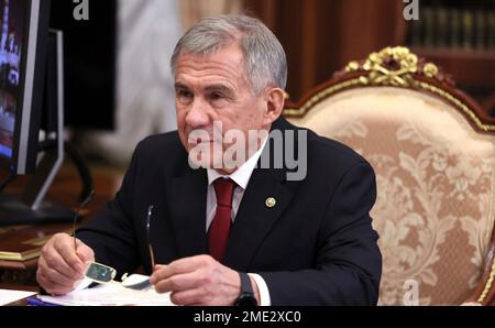 Mosca, Russia. 23rd Jan, 2023. Il leader del Tatarstan Rustam Minnikhanov durante un incontro faccia a faccia con il presidente russo Vladimir Putin al Cremlino, il 23 gennaio 2023 a Mosca, Russia. Credit: Mikhail Klimentyev/Kremlin Pool/Alamy Live News Foto Stock