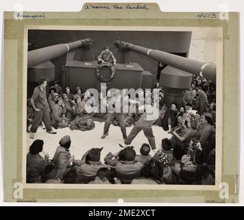 Su un trasporto truppe con equipaggio della Guardia Costiera nel Pacifico meridionale, due membri della Marine Corps Women's Reserve si impegnano nella boxe per divertirsi e mantenersi in forma. PFC Natalie Slack (a sinistra) da Frenchtown, New Jersey, lancia un pugno sul Cpl. Dean L. Stidham da Huntington, West Virginia. Il vivace evento intrattiene il contingente Marine sul ponte e aiuta a mantenere il condizionamento fisico durante l'implementazione. Foto Stock