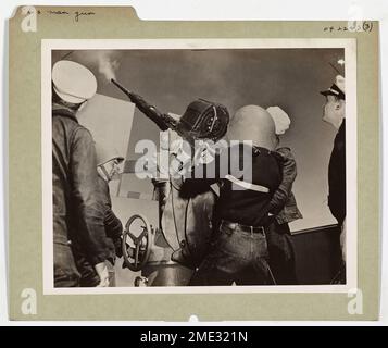 STATI UNITI Guardia costiera uomo una pistola antiaerea. Questa immagine raffigura un brevetto statunitense L'equipaggio della Guardia Costiera che presioda una pistola antiaerea a bordo di una taglierina convoglio della Guardia Costiera durante un'esercitazione da battaglia. Foto Stock