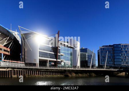 Il sole si affaccia sull'edificio Vue Cinema e sul lungomare, River Taff, Riverside, Cardiff City Centre, preso a gennaio 2023. inverno. Foto Stock