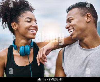 Il fitness è un mood booster istantaneo. una giovane coppia sportiva che fa una pausa mentre si esercita all'aperto. Foto Stock