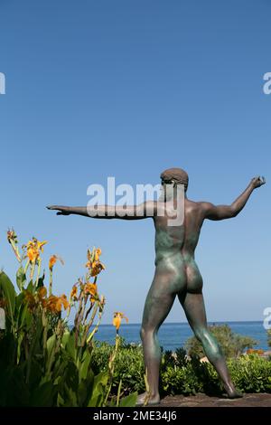 Statua in bronzo ai Giardini termali di Poseidone, Ischia, Golfo di Napoli, Campania, Italia. Foto Stock