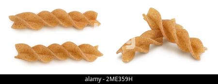 Wolegrain fusilli pasta di grano duro isolata su fondo bianco con profondità di campo piena. Vista dall'alto. Giacitura piatta. Foto Stock