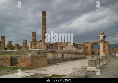 Edifici in pietra scavati nell'antica città romana di Pompei, patrimonio archeologico dell'umanità dell'UNESCO a Pompei, Campania, Italia. Foto Stock
