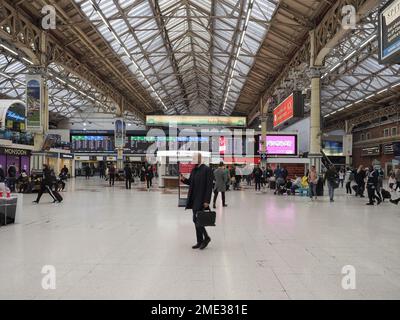 LONDRA, Regno Unito - CIRCA 2022 OTTOBRE: Victoria Station Foto Stock