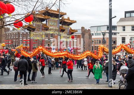 Liverpool, Regno Unito - Gennaio 22 2023: Festival lunare, anno cinese del coniglio. Processione del Drago su Great George Street di fronte all'arco Imperiale. Foto Stock