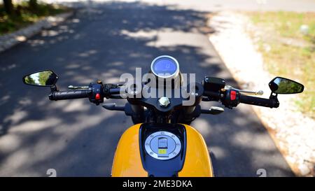 Manubrio e tachimetro della moto Foto Stock