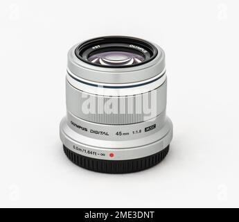 Gothenburg, Svezia - Maggio 21 2022: Foto di un prodotto da studio di un obiettivo a focale fissa Panasonic 45mm f1,7 Foto Stock