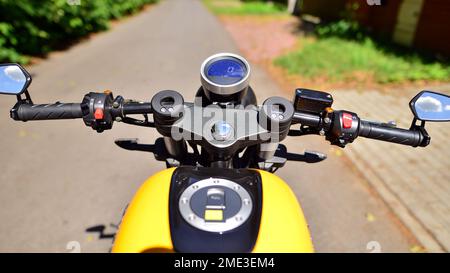 Manubrio e tachimetro della moto Foto Stock