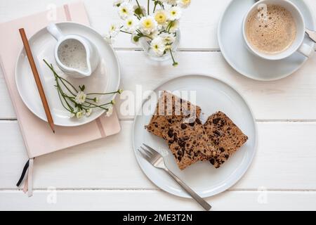 Bicchierino da studio di una tazza di caffè e biondie di ceci fatte in casa Foto Stock