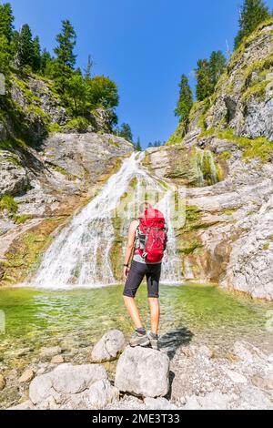 Germania, Baviera, escursionista femminile ammirando Glasbachwasserfall in estate Foto Stock