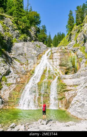 Germania, Baviera, escursionista femminile ammirando Glasbachwasserfall in estate Foto Stock