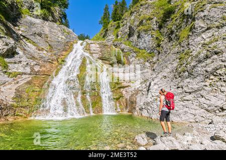 Germania, Baviera, escursionista femminile ammirando Glasbachwasserfall in estate Foto Stock