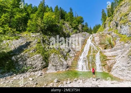 Germania, Baviera, escursionista femminile ammirando Glasbachwasserfall in estate Foto Stock