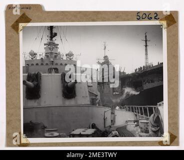 Exploit della Guardia Costiera Icebreaker NORTHWIND in Antartico. Carico che viene trasferito dal mare delle Filippine USS alla Guardia Costiera Cutter NORTHWIND Ice-Breaking, sull'operazione Highjump, l'avventura della Marina di esplorazione in Antartide. La Guardia Costiera Ice-Breaker ha il compito di aprire corsie attraverso ghiaccio pesante quando altri vasi con placcatura più sottile non potrebbe forzare la loro strada attraverso. Foto Stock