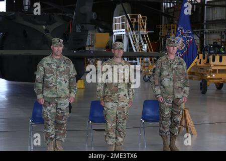 Da sinistra, il comando Sgt. Maj. Sean Livolsi, il col. Michael Girvin e il comando Sgt. Maj. Jeff Huttle osservano una formazione di brigata in una cerimonia di cambio di responsabilità. Durante la cerimonia, Livolsi ha passato le responsabilità di leader senior arruolato a huttle. Foto Stock