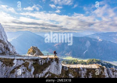 Germania, Baviera, escursionista femminile ammirando il paesaggio delle Alpi bavaresi dal punto di osservazione Foto Stock