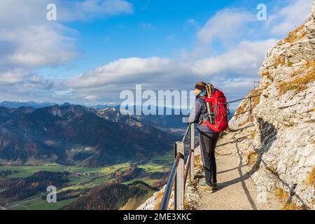 Germania, Baviera, escursionista femminile ammirando il paesaggio delle Alpi bavaresi dal punto di osservazione Foto Stock