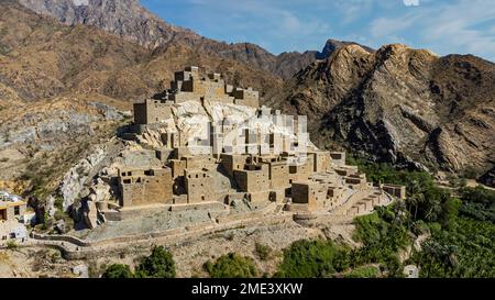 Arabia Saudita, al Makhwah, Zee Ain, veduta aerea dell'antico villaggio costruito sulla cima della montagna Bianca Foto Stock