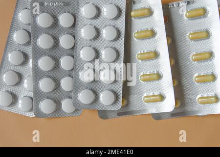 Attrezzatura medica su sfondo beige. Blister pillole e capsule. Concetto medico, piatto. Vista ravvicinata Foto Stock