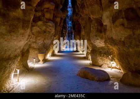 Arabia Saudita, Provincia Orientale, al-Hofuf, grotta illuminata a Jabal al-Qarah Foto Stock