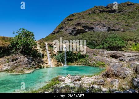 Oman, Dhofar, Salalah, stagno turchese e cascate del fiume Wadi Darbat Foto Stock