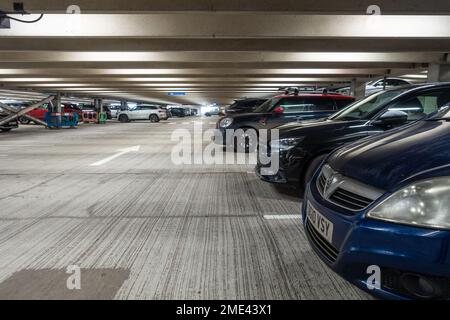 L'auto è scoppiata nel parcheggio a più piani della stazione ferroviaria di Reading nel Berkshire, Regno Unito Foto Stock