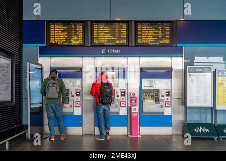 Le persone acquistano i biglietti ferroviari dalle biglietterie self-service della stazione ferroviaria di Reading. Gli schermi elettronici forniscono informazioni sulle prossime partenze. Foto Stock