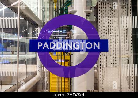 L'iconico logo della metropolitana di Londra in viola alla stazione di Paddington sulla Elizabeth Line Foto Stock