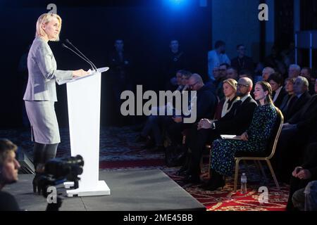 KIEV, UCRAINA - 23 GENNAIO 2023 - Ambasciatore straordinario e plenipotenziario degli Stati Uniti d'America in Ucraina Bridget A. Brink consegna un Foto Stock